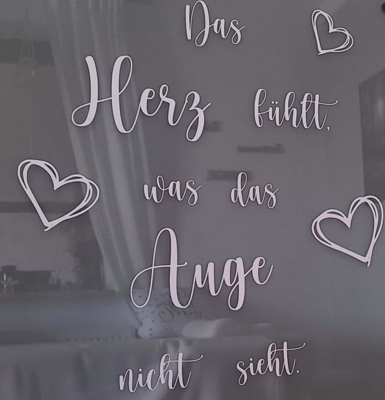 Beate Kammerbauer führt einen Behandlungsgriff an einer liegenden Person aus.